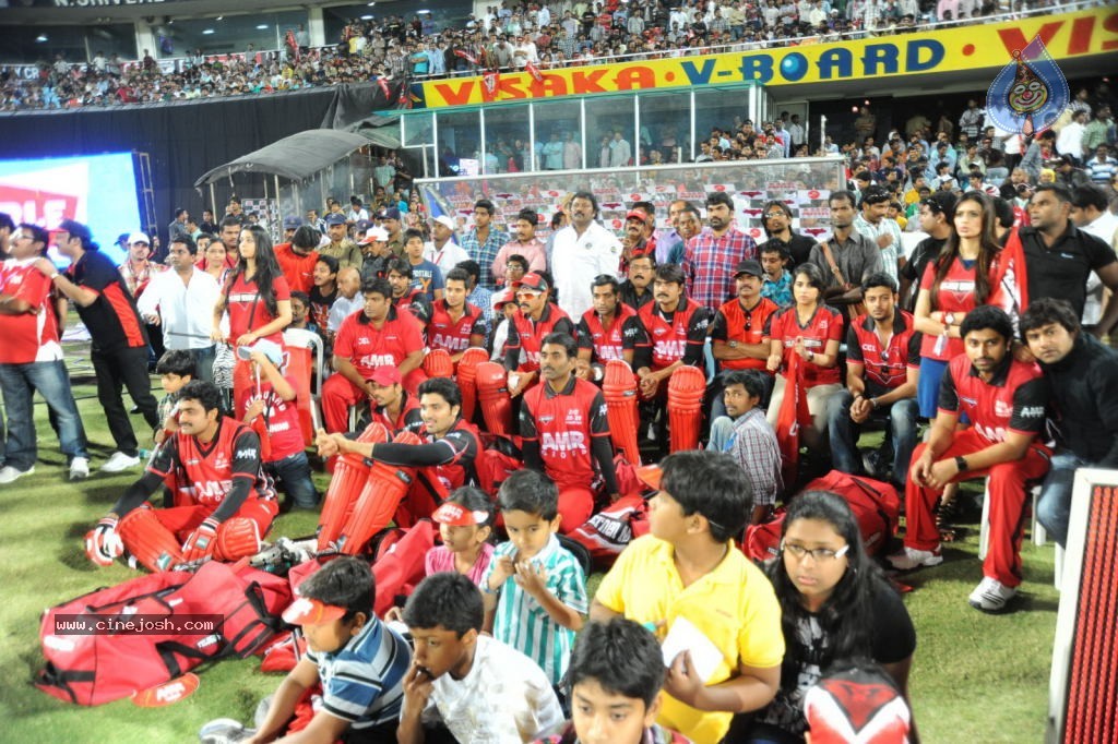 Telugu Warriors Vs Karnataka Bulldozers Match Photos 04 - 56 / 173 photos