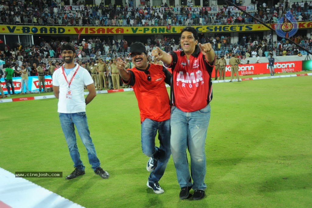 Telugu Warriors Vs Karnataka Bulldozers Match Photos 04 - 64 / 173 photos