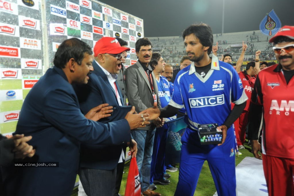 Telugu Warriors Vs Karnataka Bulldozers Match Photos 04 - 73 / 173 photos