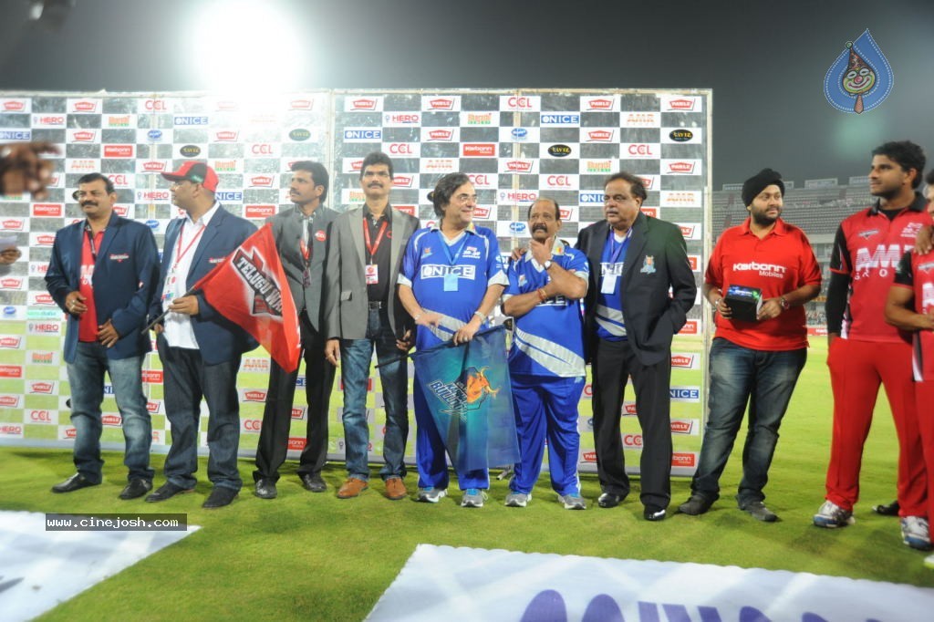 Telugu Warriors Vs Karnataka Bulldozers Match Photos 04 - 80 / 173 photos