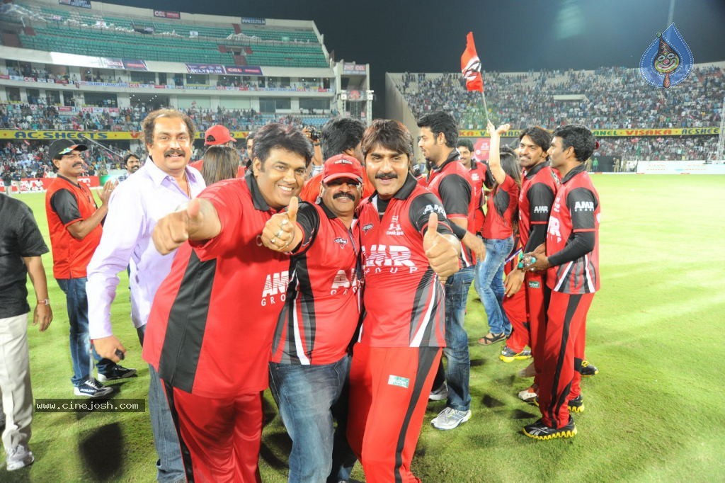 Telugu Warriors Vs Karnataka Bulldozers Match Photos 04 - 92 / 173 photos
