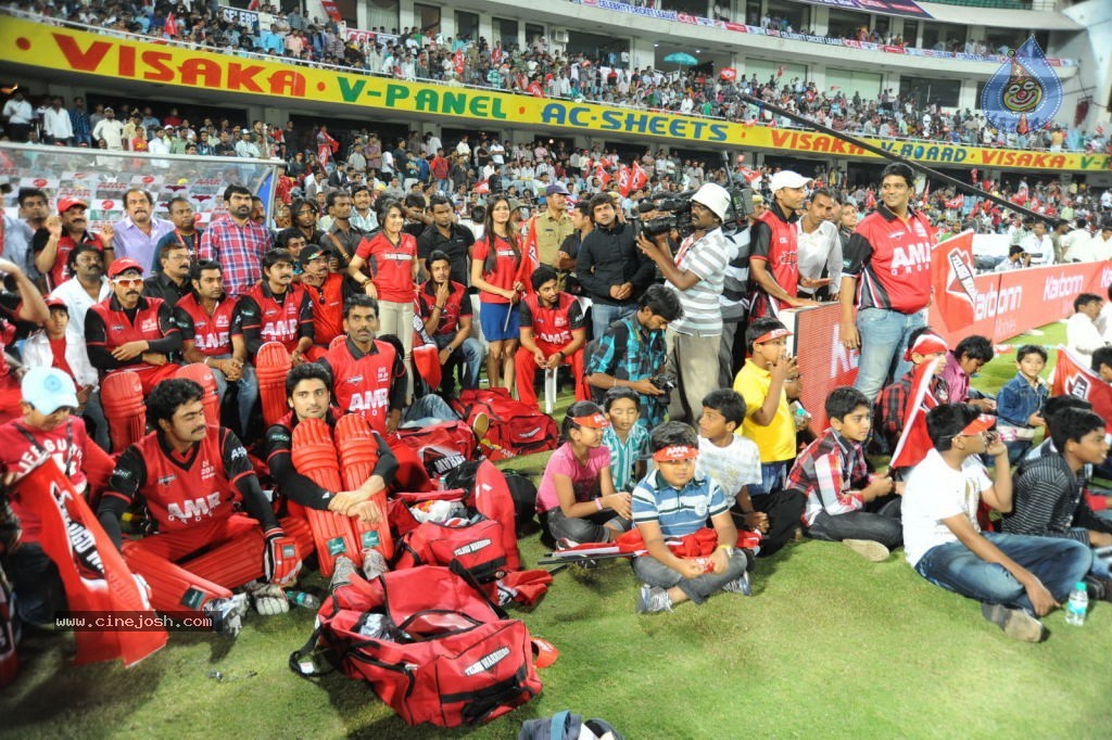 Telugu Warriors Vs Karnataka Bulldozers Match Photos 04 - 110 / 173 photos