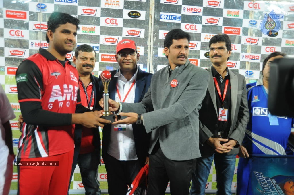 Telugu Warriors Vs Karnataka Bulldozers Match Photos 04 - 117 / 173 photos