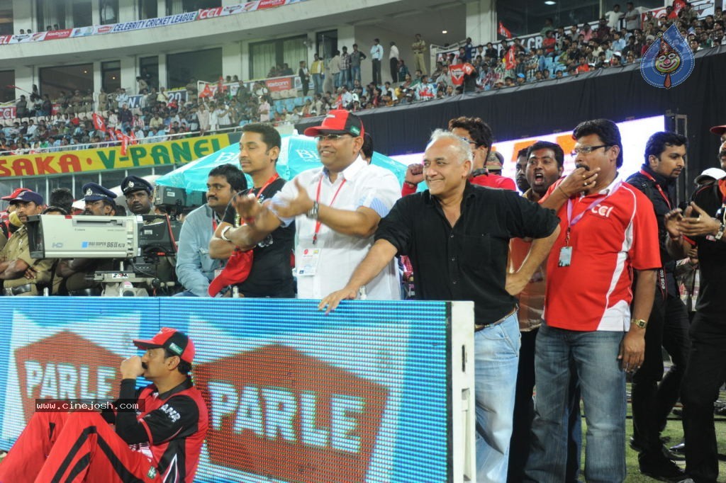 Telugu Warriors Vs Karnataka Bulldozers Match Photos 04 - 120 / 173 photos