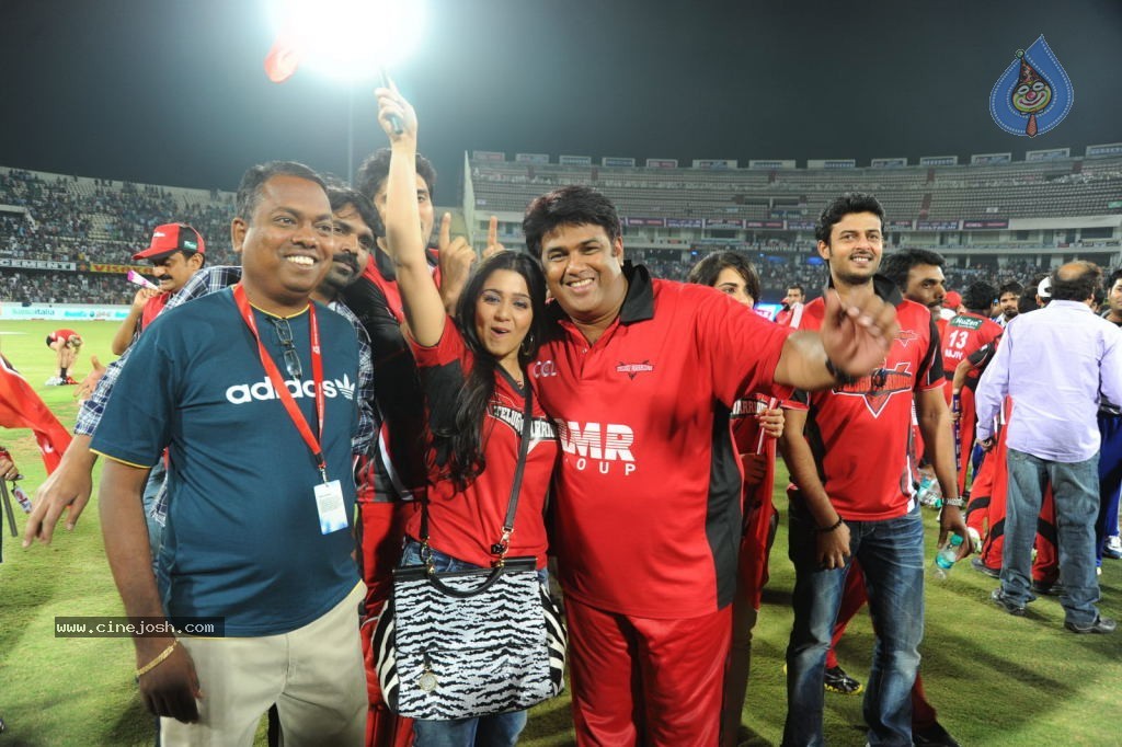 Telugu Warriors Vs Karnataka Bulldozers Match Photos 04 - 128 / 173 photos