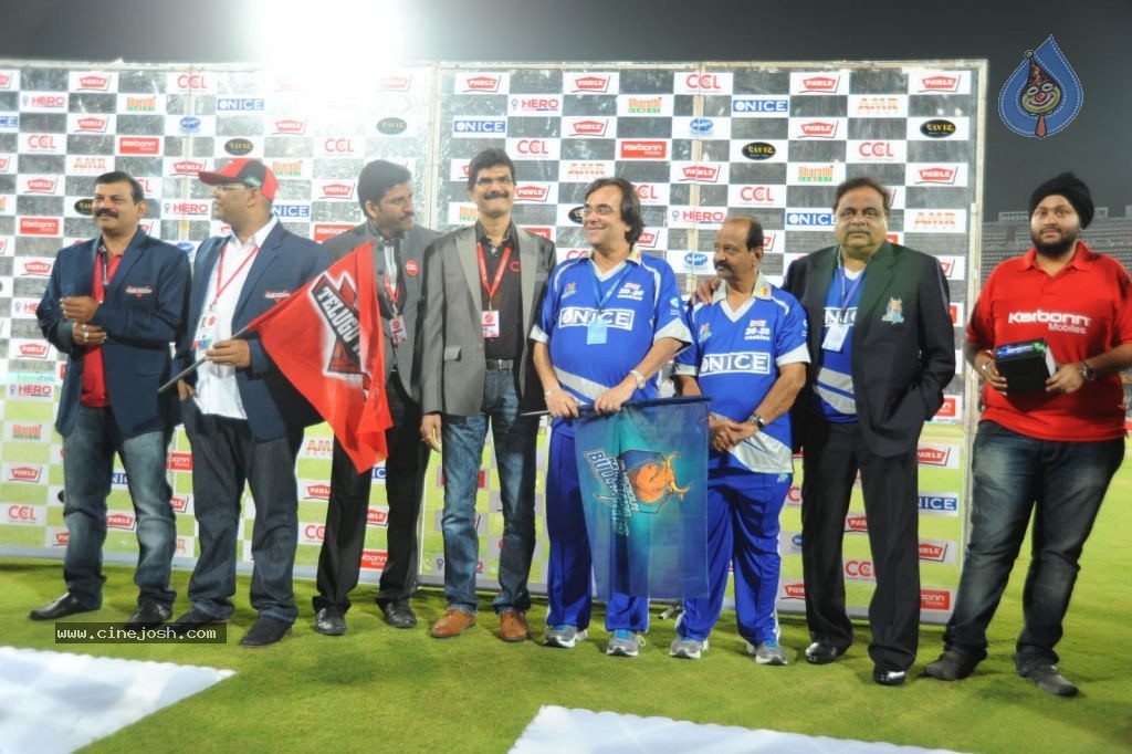 Telugu Warriors Vs Karnataka Bulldozers Match Photos 04 - 130 / 173 photos