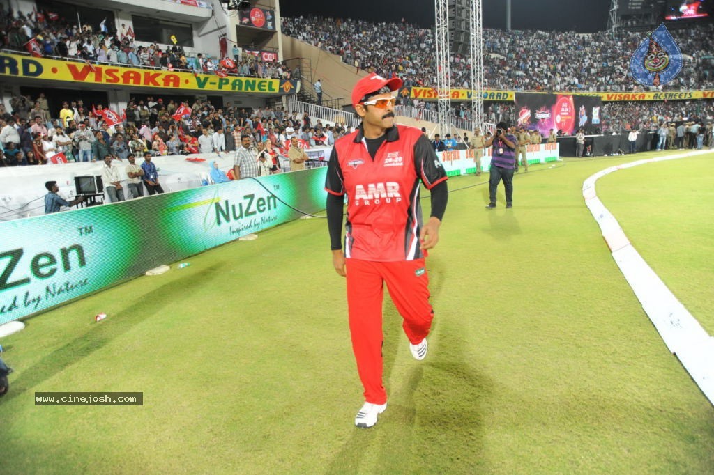 Telugu Warriors Vs Karnataka Bulldozers Match Photos 04 - 140 / 173 photos