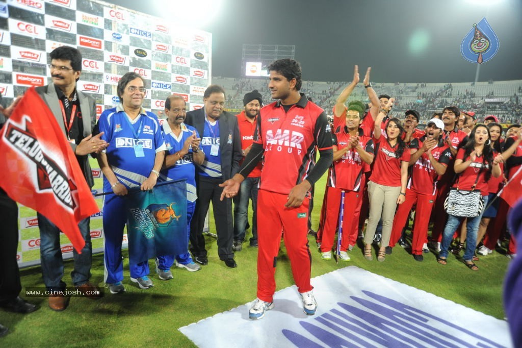 Telugu Warriors Vs Karnataka Bulldozers Match Photos 04 - 141 / 173 photos