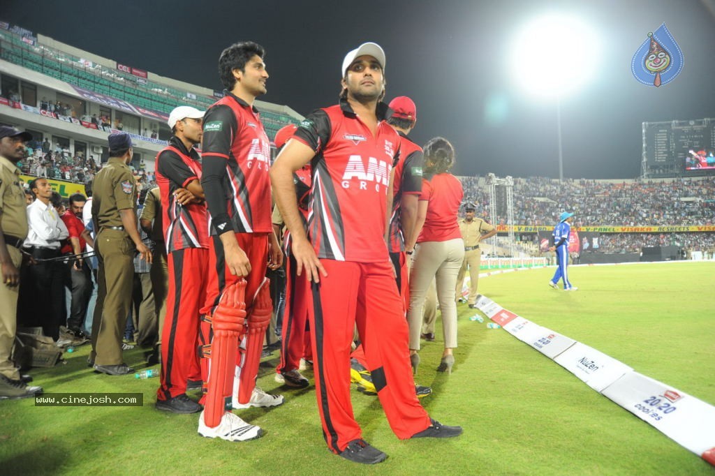 Telugu Warriors Vs Karnataka Bulldozers Match Photos 04 - 144 / 173 photos
