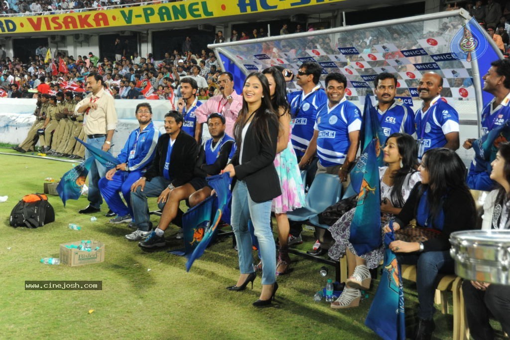 Telugu Warriors Vs Karnataka Bulldozers Match Photos 04 - 146 / 173 photos