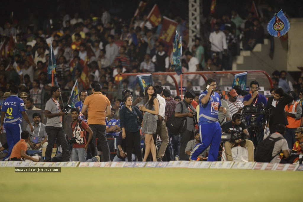 Telugu Warriors Vs Karnataka Bulldozers Match Stills - 126 / 190 photos