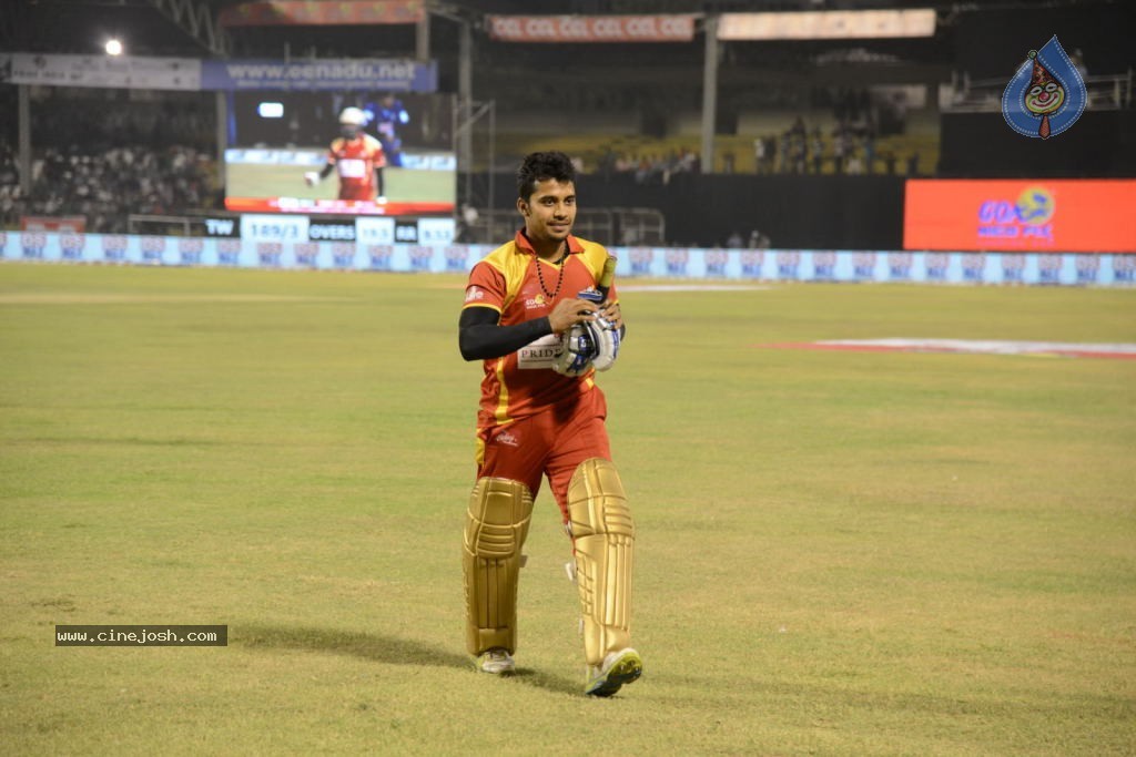 Telugu Warriors Vs Karnataka Bulldozers Match Stills - 138 / 190 photos