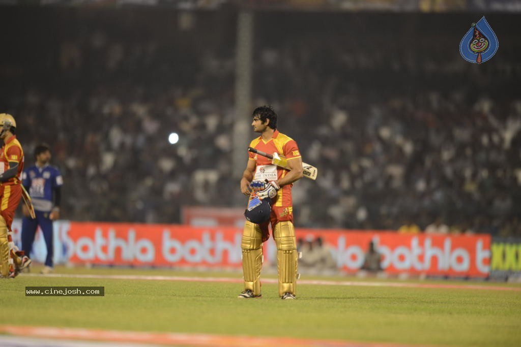 Telugu Warriors Vs Karnataka Bulldozers Match Stills - 139 / 190 photos