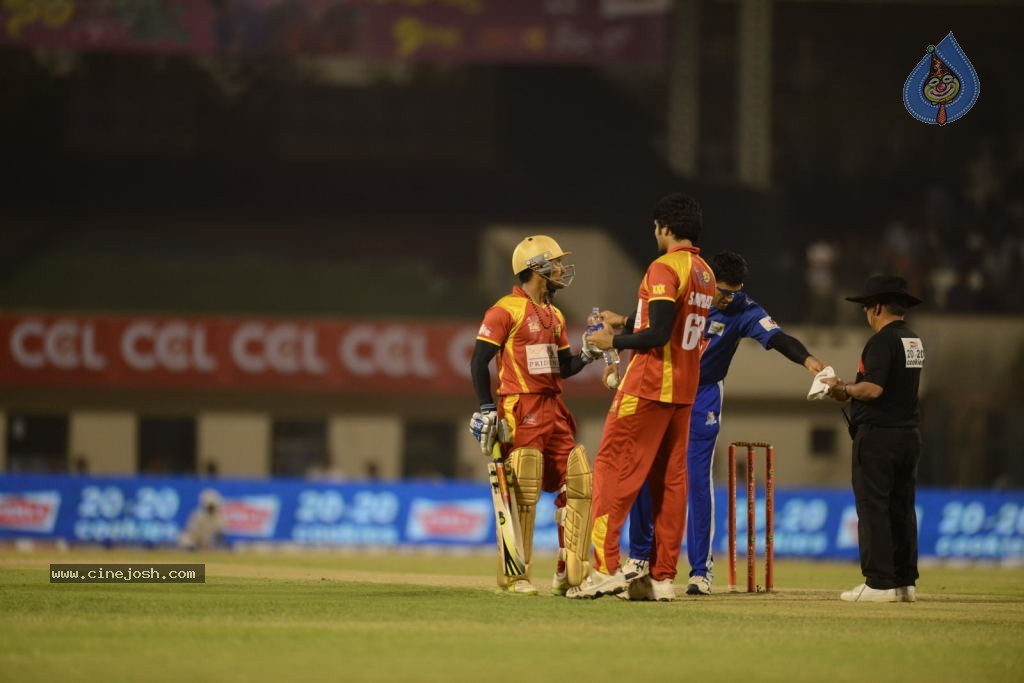 Telugu Warriors Vs Karnataka Bulldozers Match Stills - 147 / 190 photos