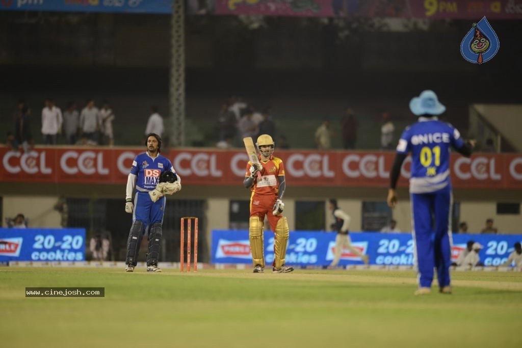 Telugu Warriors Vs Karnataka Bulldozers Match Stills - 159 / 190 photos