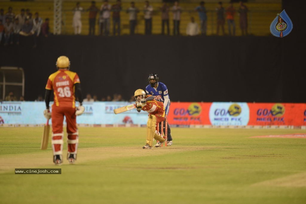 Telugu Warriors Vs Karnataka Bulldozers Match Stills - 173 / 190 photos