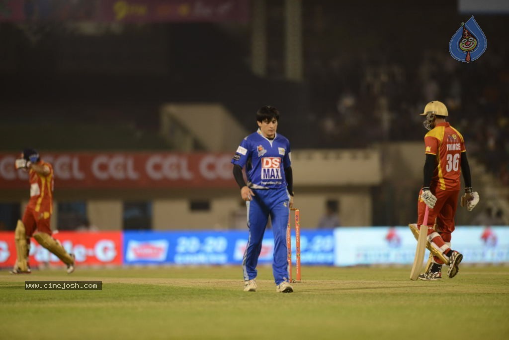 Telugu Warriors Vs Karnataka Bulldozers Match Stills - 187 / 190 photos