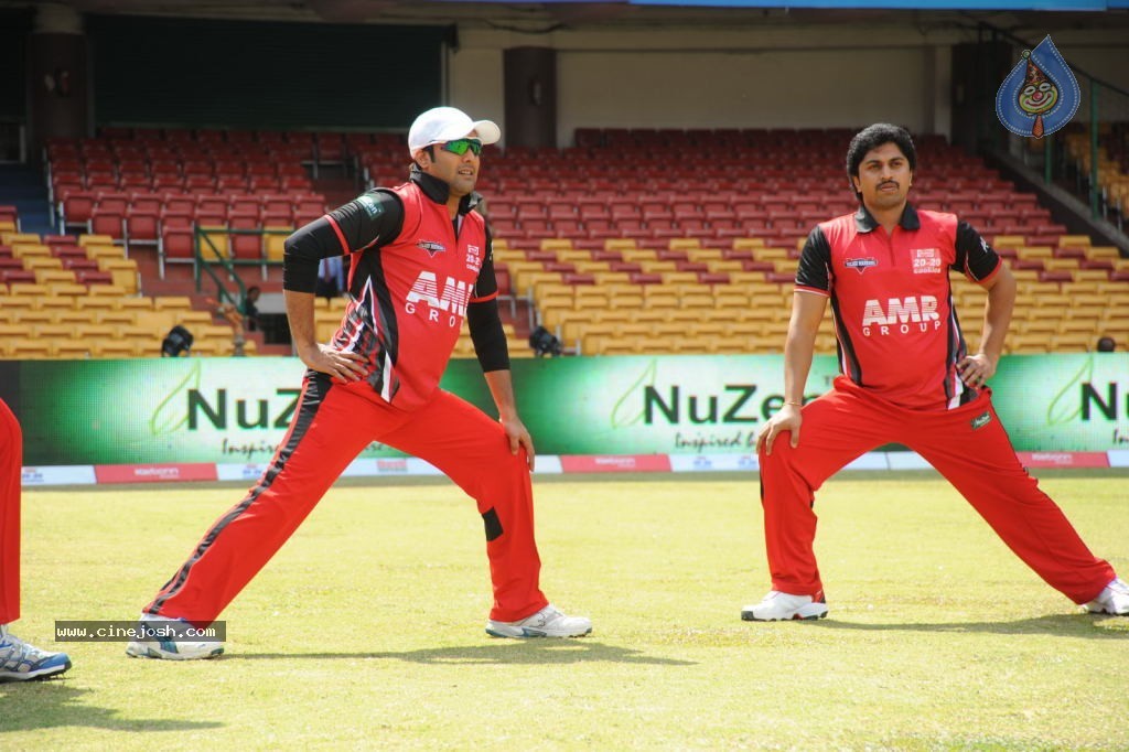 Telugu Warriors Vs Kerala Strikers Match Photos 01 - 45 / 91 photos