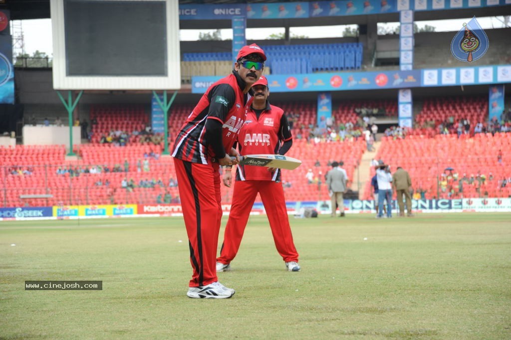 Telugu Warriors Vs Kerala Strikers Match Photos 01 - 68 / 91 photos