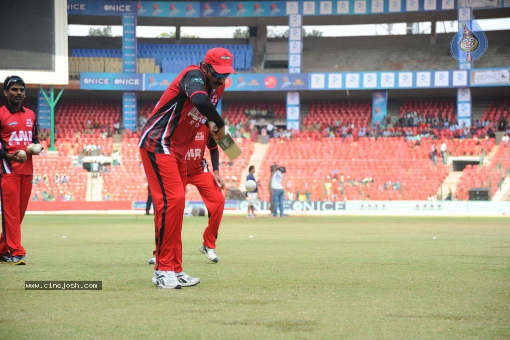 Telugu Warriors Vs Kerala Strikers Match Photos 01 - 70 / 91 photos