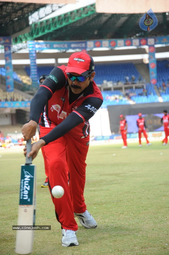 Telugu Warriors Vs Kerala Strikers Match Photos 01 - 78 / 91 photos