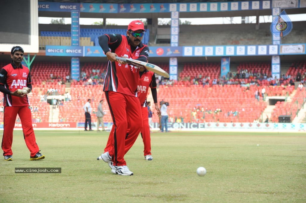 Telugu Warriors Vs Kerala Strikers Match Photos 01 - 81 / 91 photos