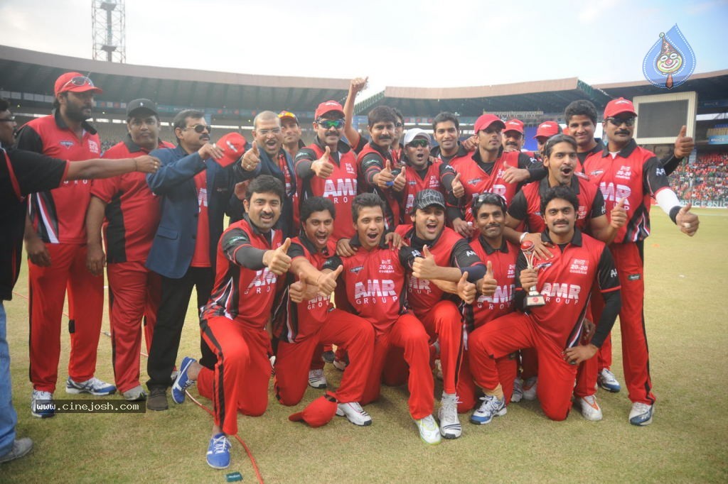 Telugu Warriors Vs Kerala Strikers Match Photos 02 - 70 / 114 photos