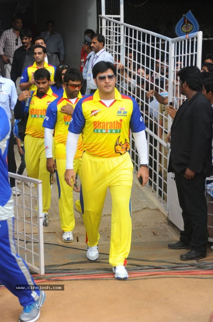 Telugu Warriors Vs Kerala Strikers Match Photos 02 - 71 / 114 photos
