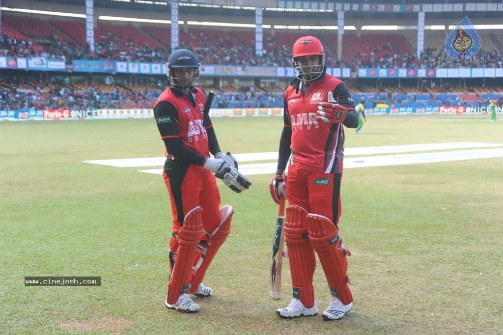 Telugu Warriors Vs Kerala Strikers Match Photos 02 - 84 / 114 photos