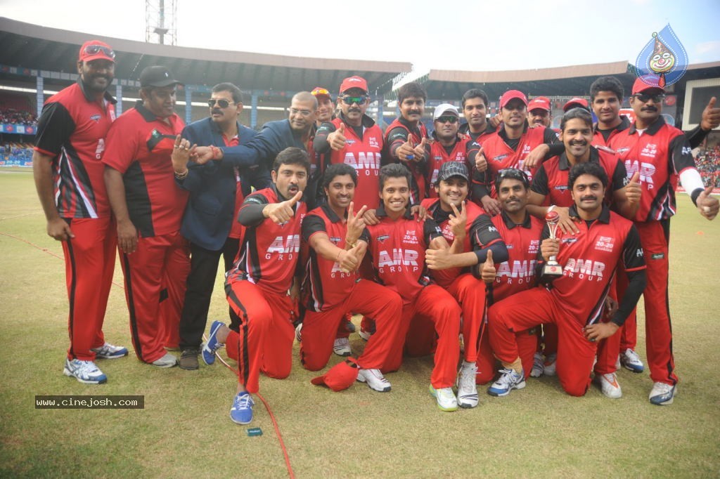 Telugu Warriors Vs Kerala Strikers Match Photos 02 - 98 / 114 photos