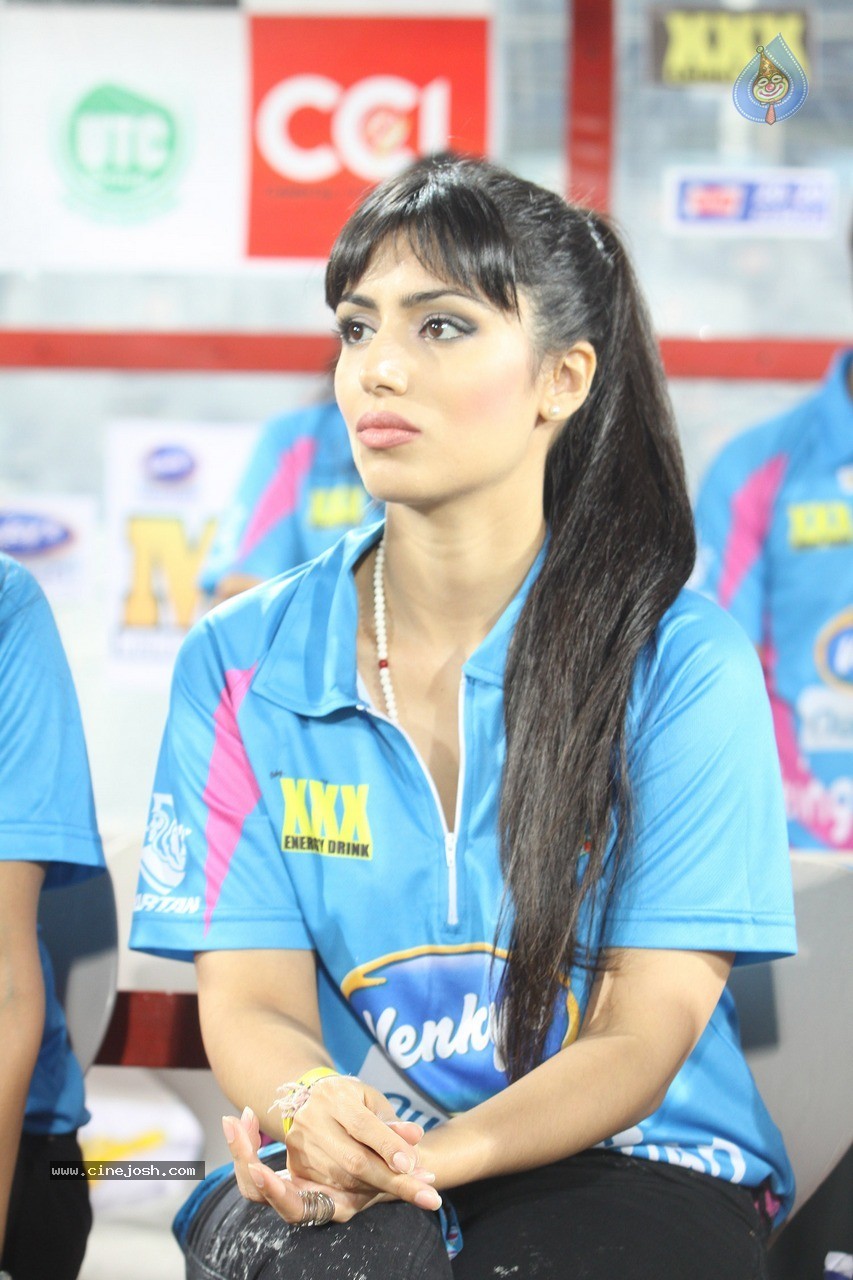 Telugu Warriors Vs Mumbai Heroes Match Photos - 18 / 150 photos