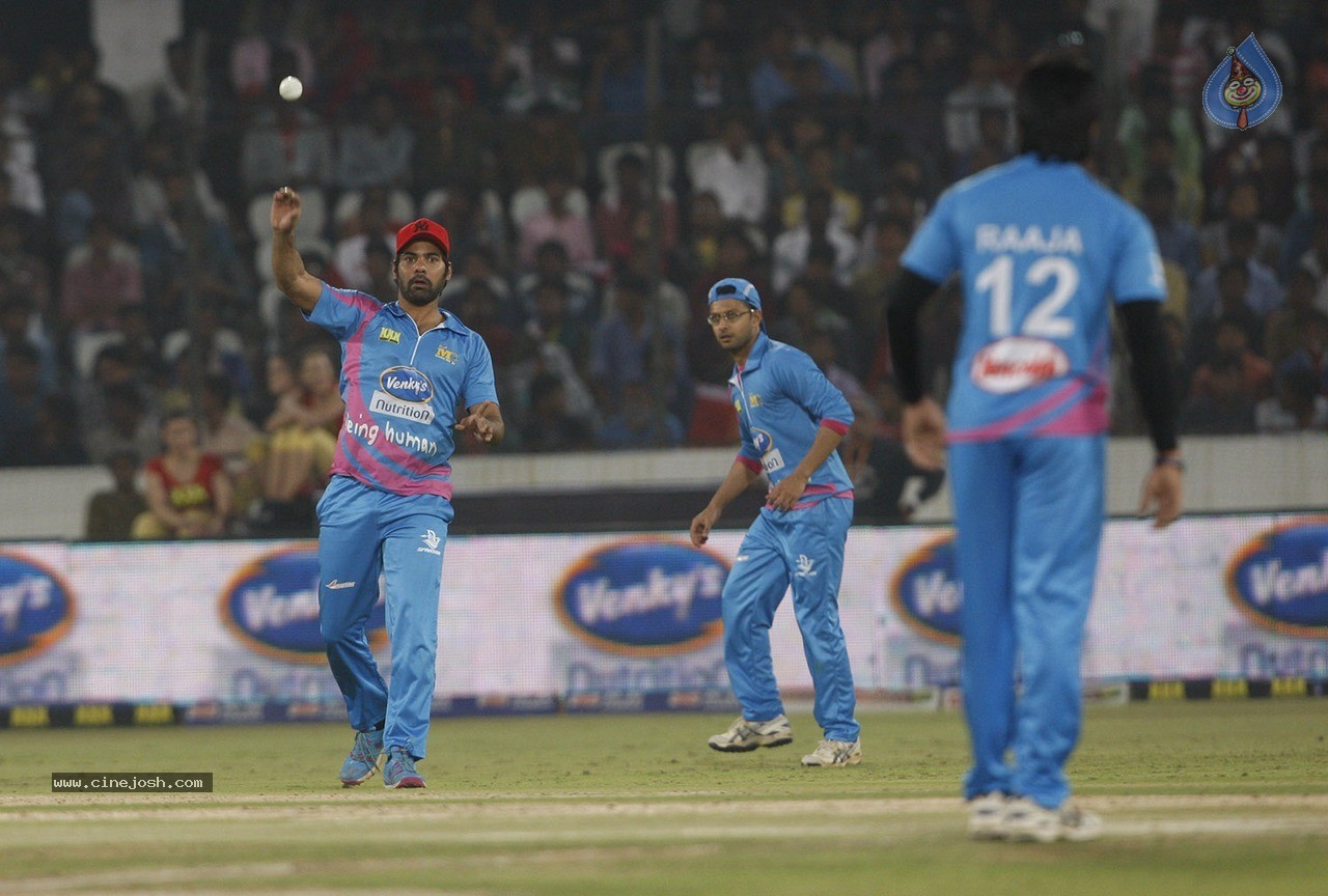 Telugu Warriors Vs Mumbai Heroes Match Photos - 19 / 150 photos