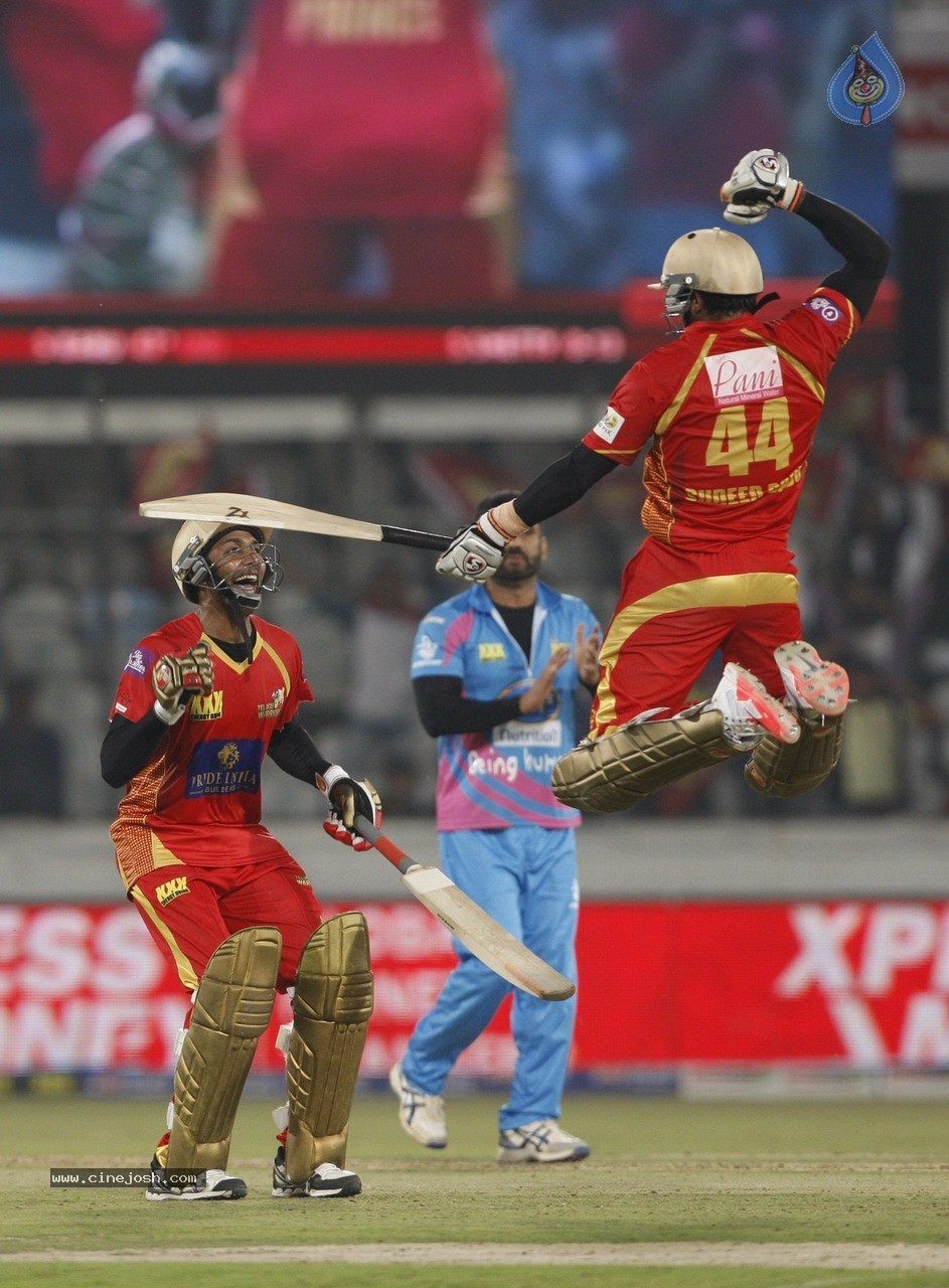 Telugu Warriors Vs Mumbai Heroes Match Photos - 20 / 150 photos