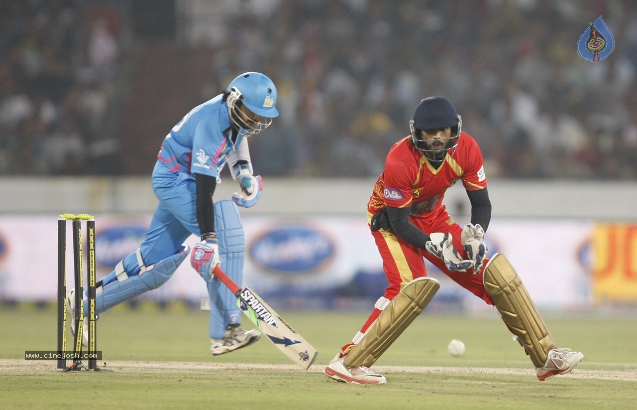 Telugu Warriors Vs Mumbai Heroes Match Photos - 37 / 150 photos