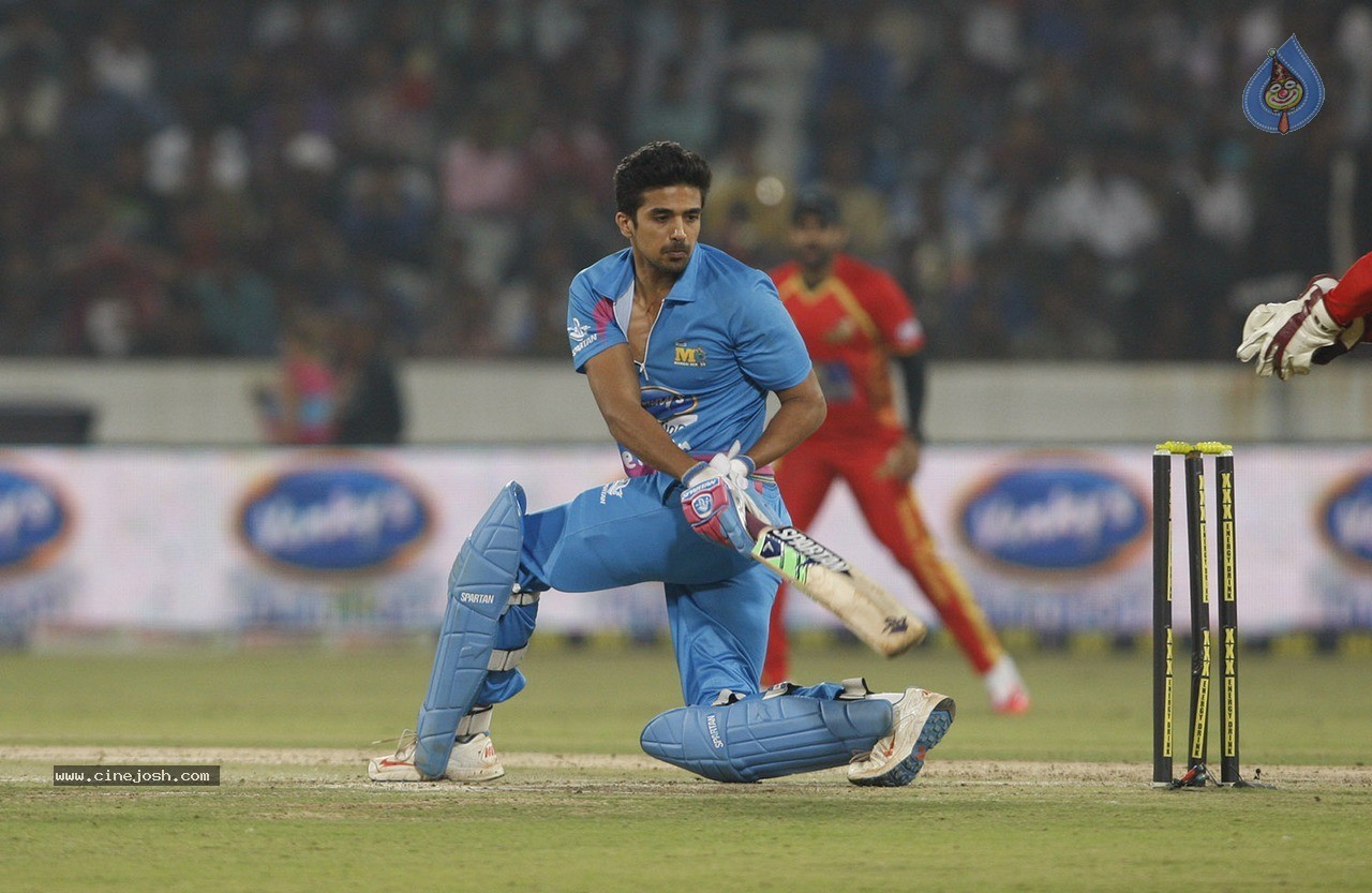 Telugu Warriors Vs Mumbai Heroes Match Photos - 84 / 150 photos