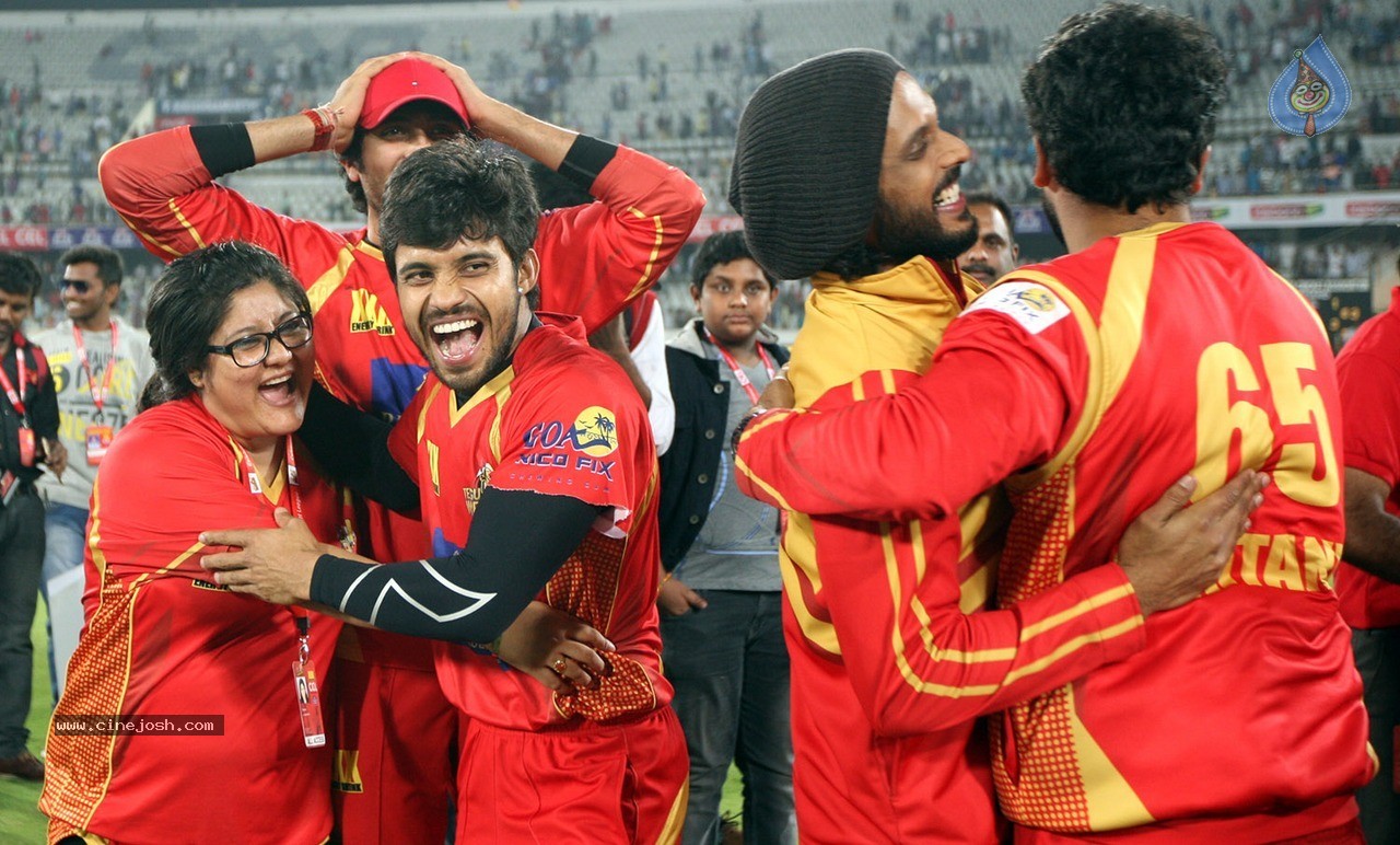 Telugu Warriors Vs Mumbai Heroes Match Photos - 89 / 150 photos