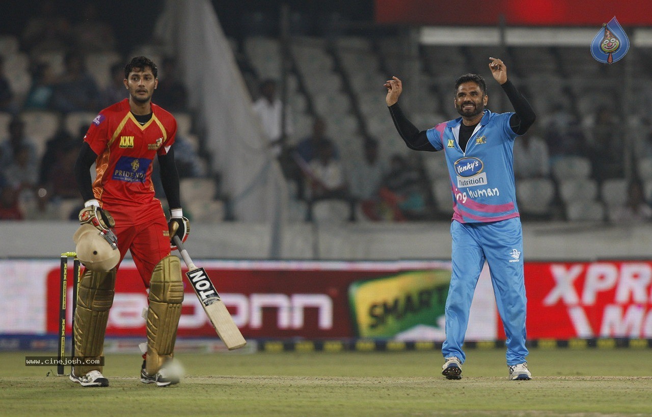 Telugu Warriors Vs Mumbai Heroes Match Photos - 111 / 150 photos