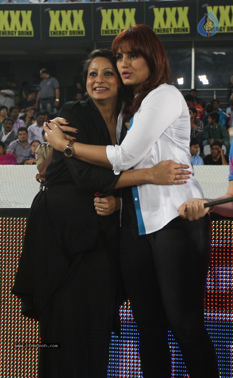 Telugu Warriors Vs Mumbai Heroes Match Photos - 115 / 150 photos