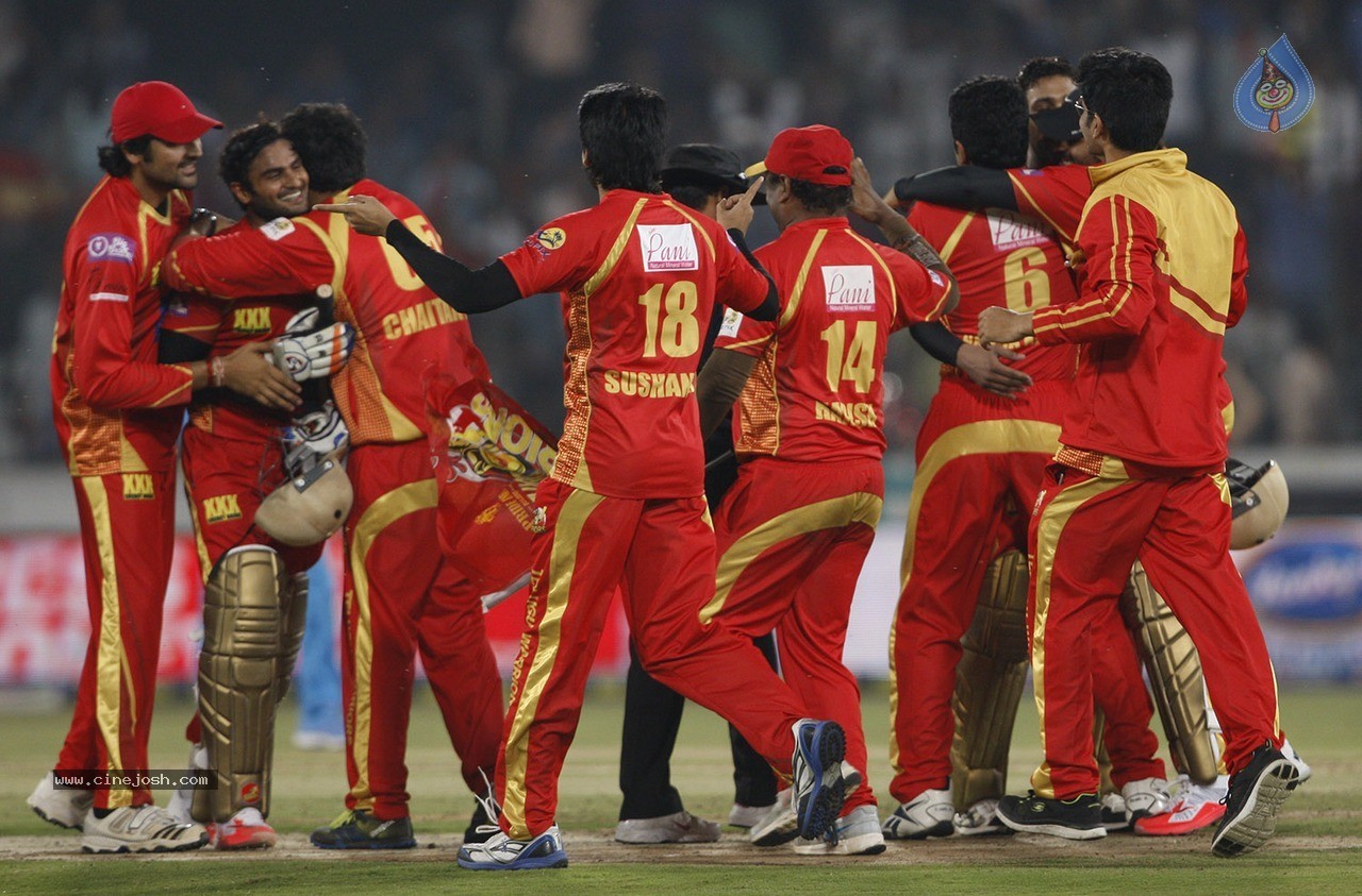 Telugu Warriors Vs Mumbai Heroes Match Photos - 135 / 150 photos