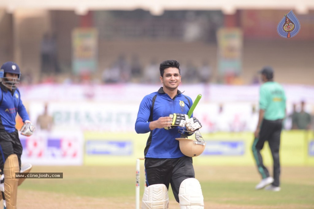 Tollywood Cricket Match in Vijayawada 01 - 53 / 163 photos
