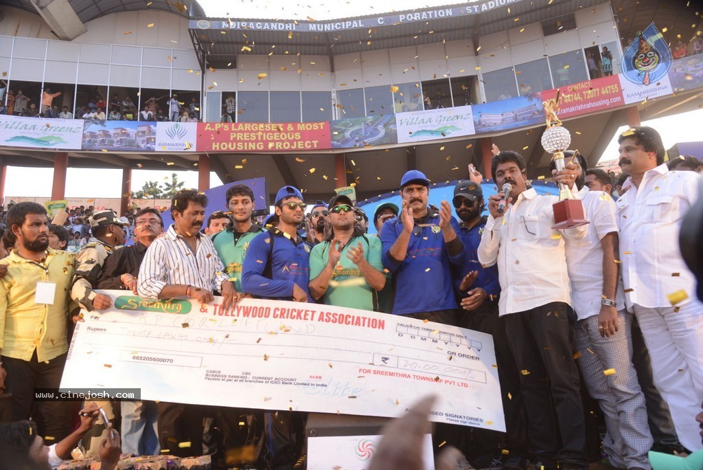 Tollywood Cricket Match in Vijayawada 01 - 113 / 163 photos