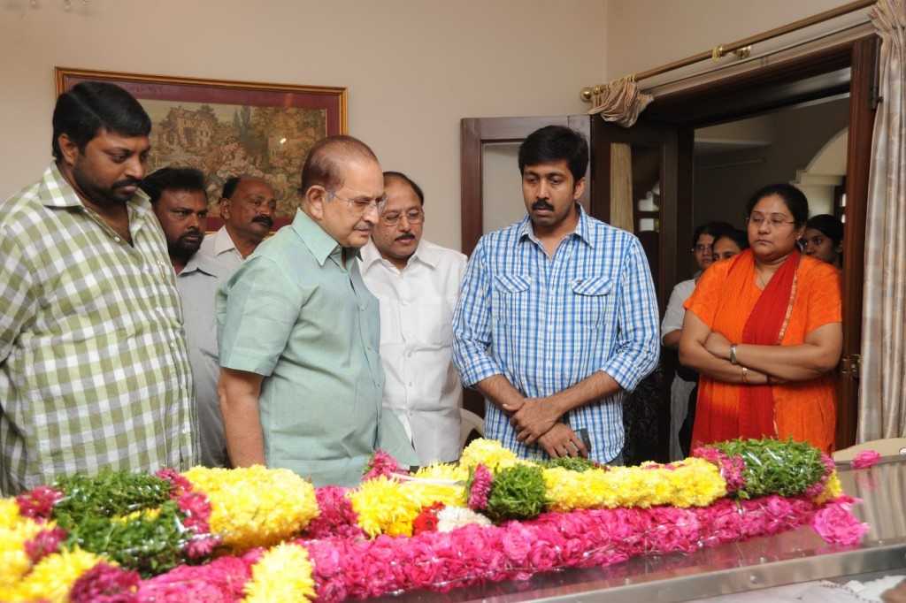 Vadde Ramesh Condolences Photos - 33 / 149 photos