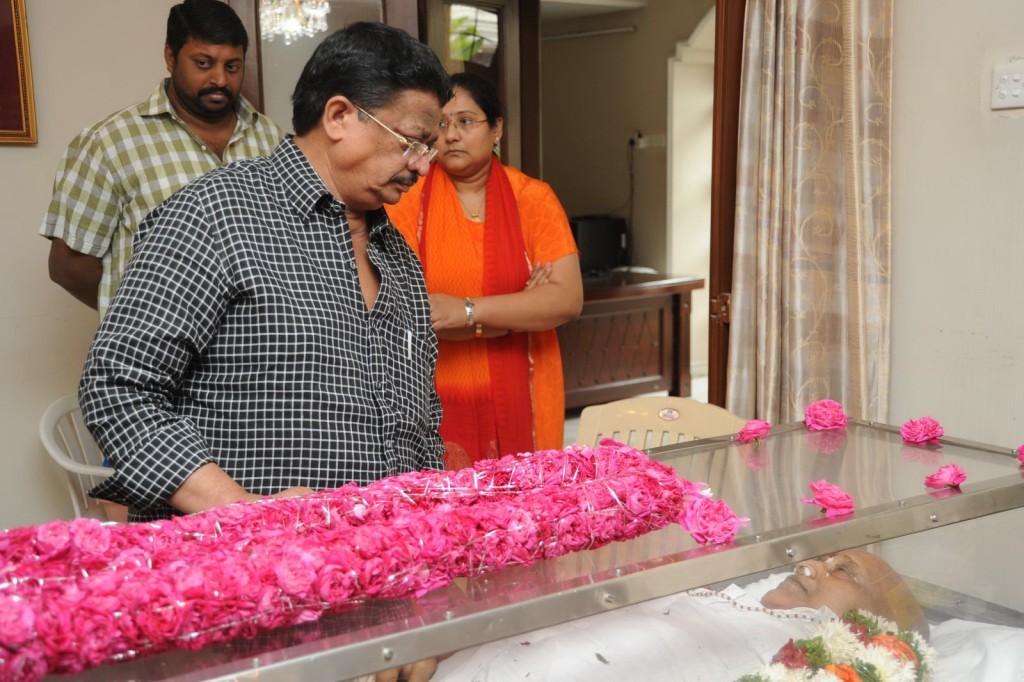 Vadde Ramesh Condolences Photos - 138 / 149 photos