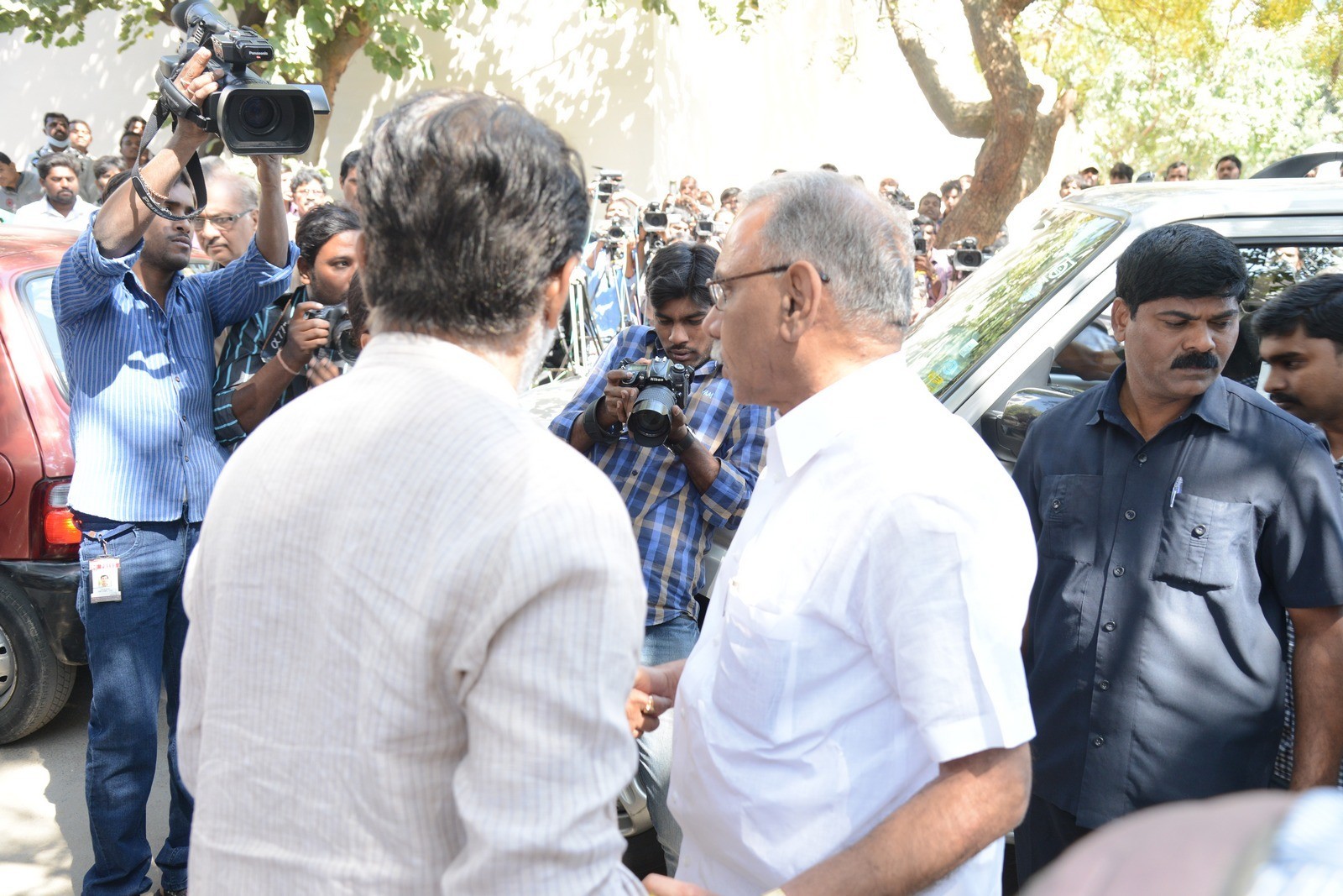 VB Rajendra Prasad Condolences Photos 01 - 110 / 170 photos