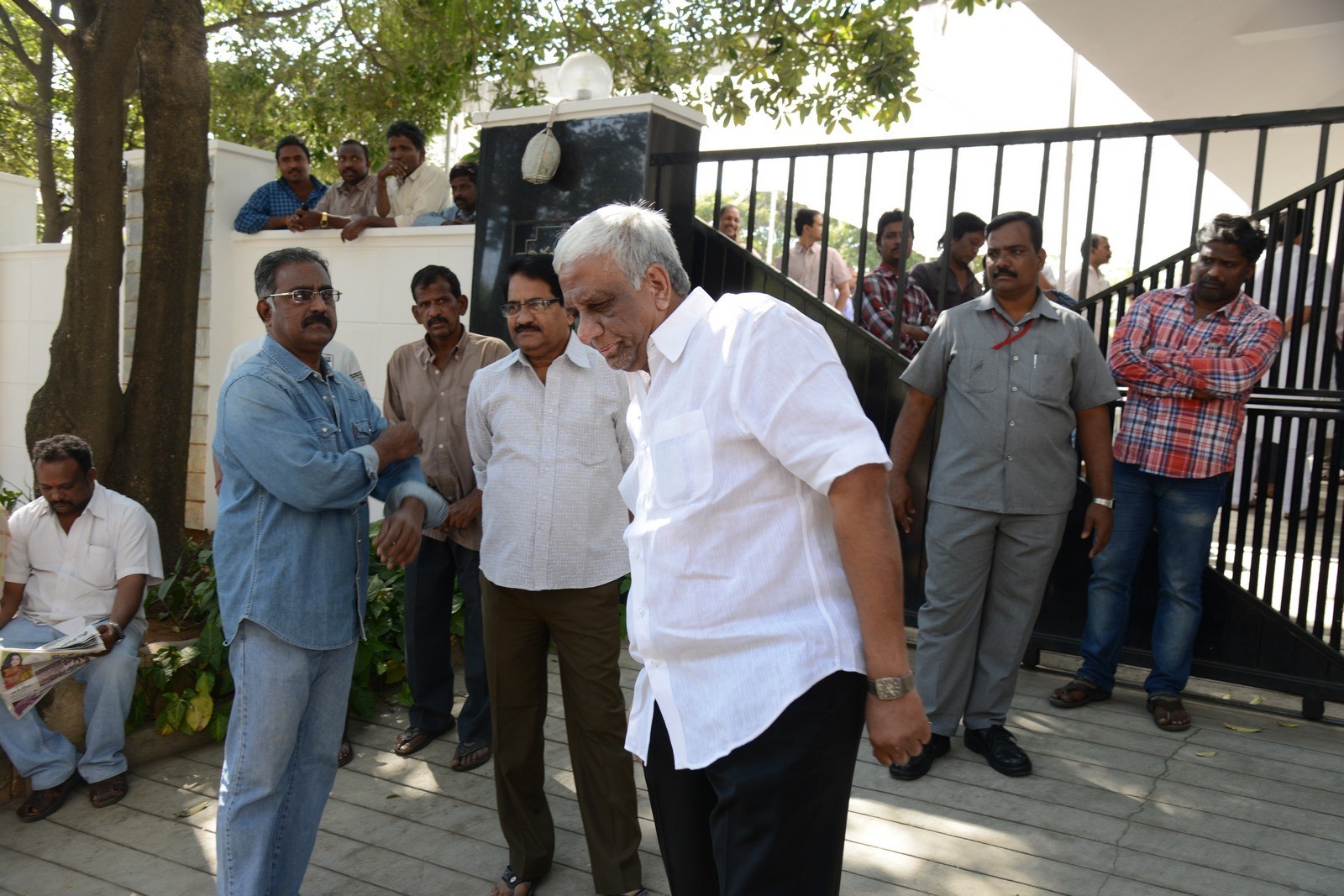 VB Rajendra Prasad Condolences Photos 01 - 119 / 170 photos