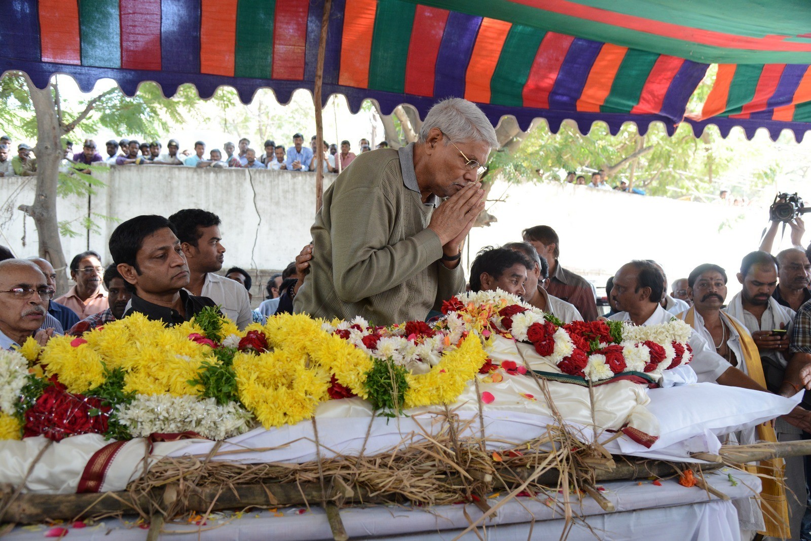 VB Rajendra Prasad Condolences Photos 02 - 99 / 170 photos