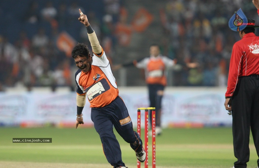 Veer Marathi vs Mumbai Heroes Match - 42 / 96 photos