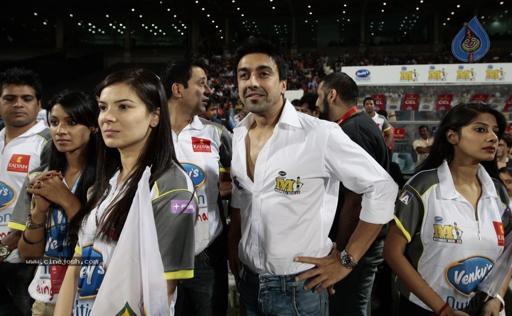 Veer Marathi vs Mumbai Heroes Match - 43 / 96 photos