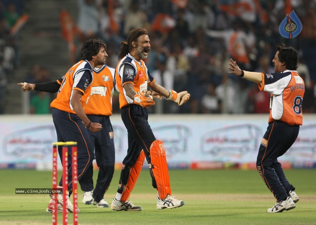 Veer Marathi vs Mumbai Heroes Match - 60 / 96 photos