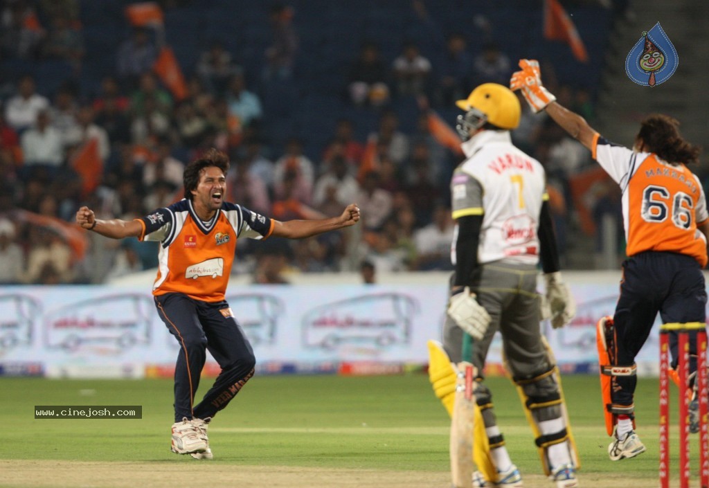 Veer Marathi vs Mumbai Heroes Match - 75 / 96 photos